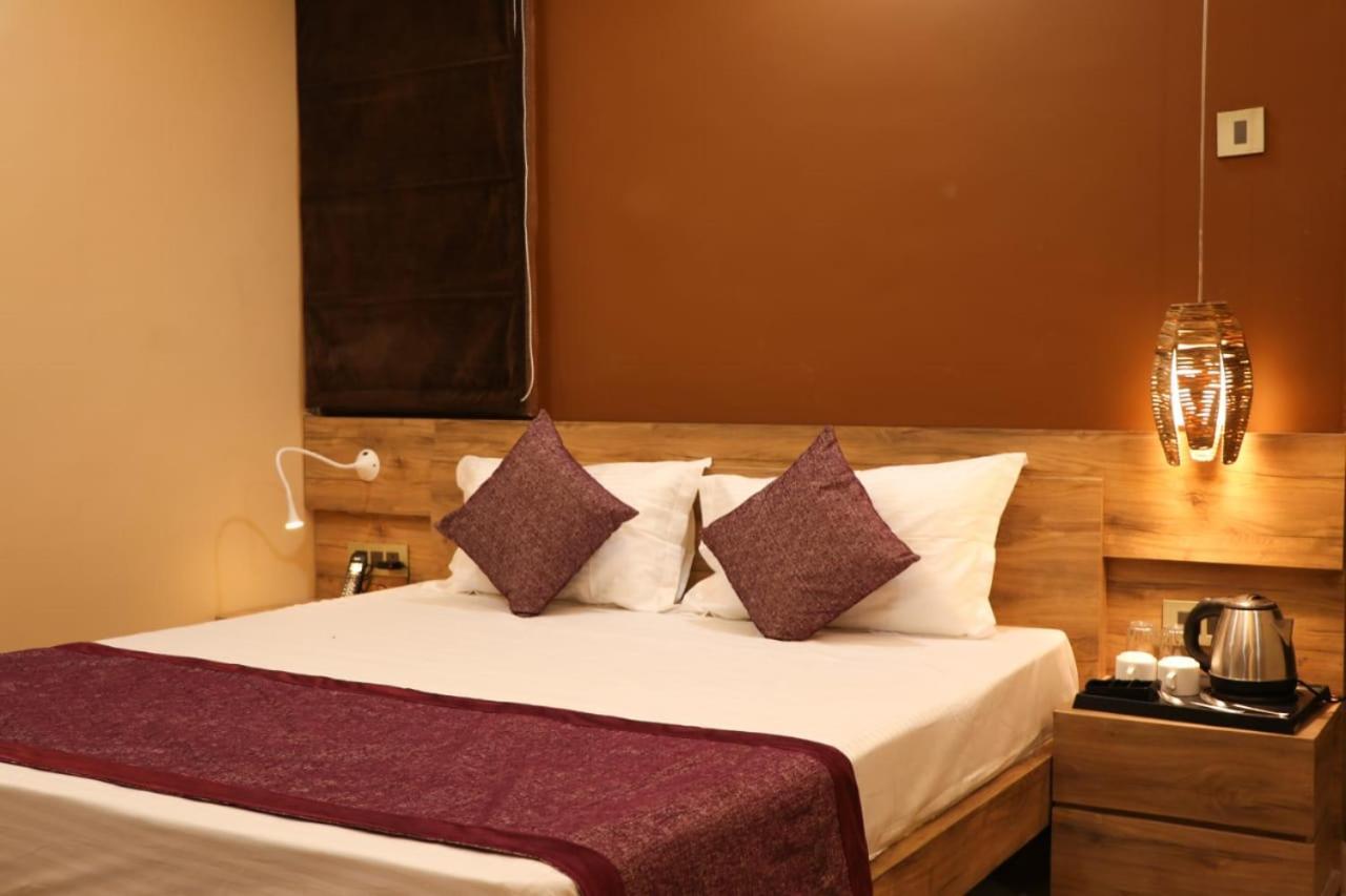 Hotel Mansa Kanpur Exteriör bild