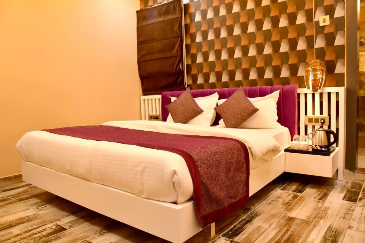 Hotel Mansa Kanpur Exteriör bild