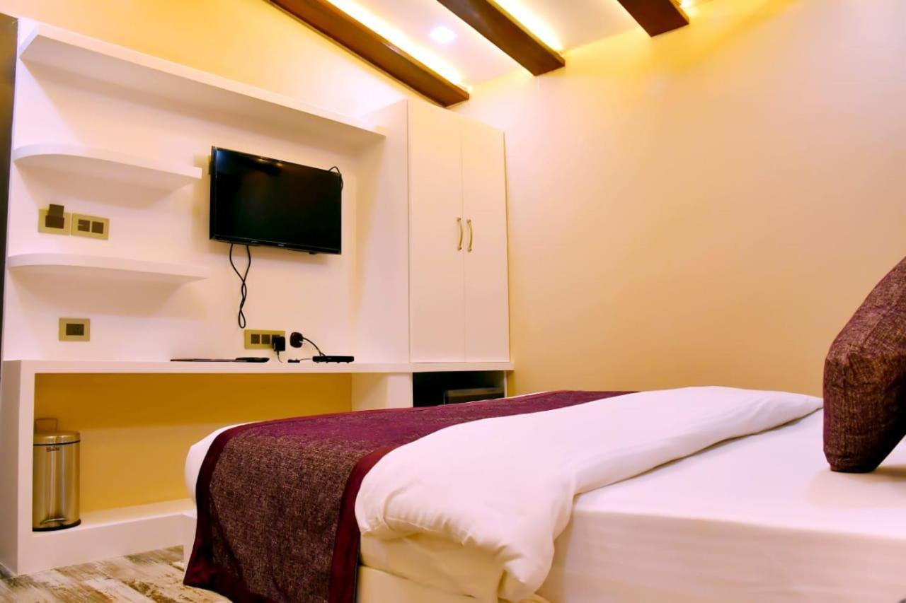 Hotel Mansa Kanpur Exteriör bild